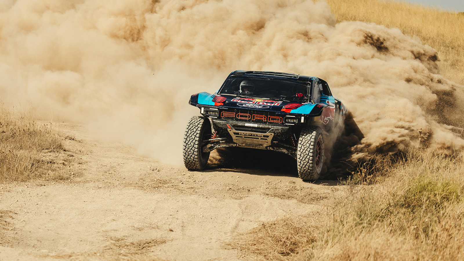 Πατήρ & υιός Carlos Sainz οδηγούν παρέα το Ford Raptor T1+ (+vid)